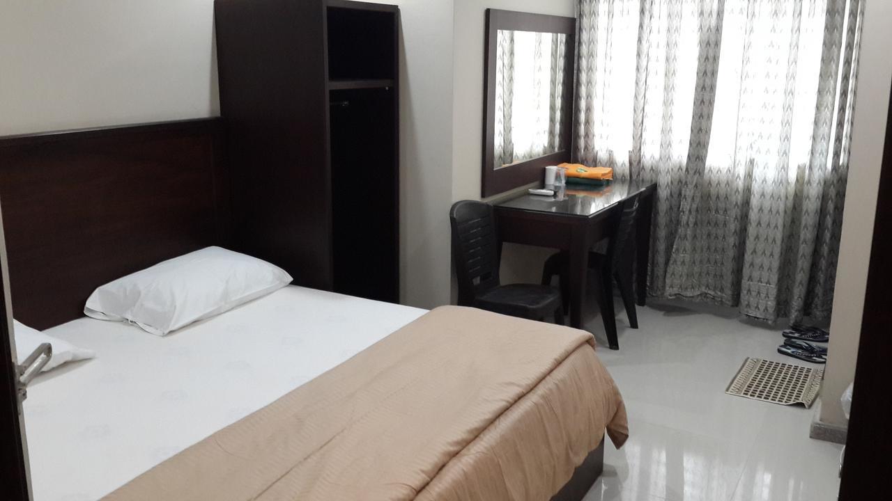 Leon Inn Jodoh Square Batam Bagian luar foto